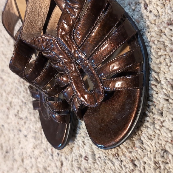 SOFFT Brown Metallic Patent Leather Wedge Sandals SZ 7M - Picture 7 of 9